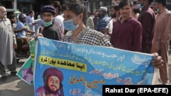 د تحریک لبیک پاکستان ډلې یوه پلوي د خپل مشر د تصویر بېنر اخیستی. ۲۰۲۱، ۱۴م اپرېل