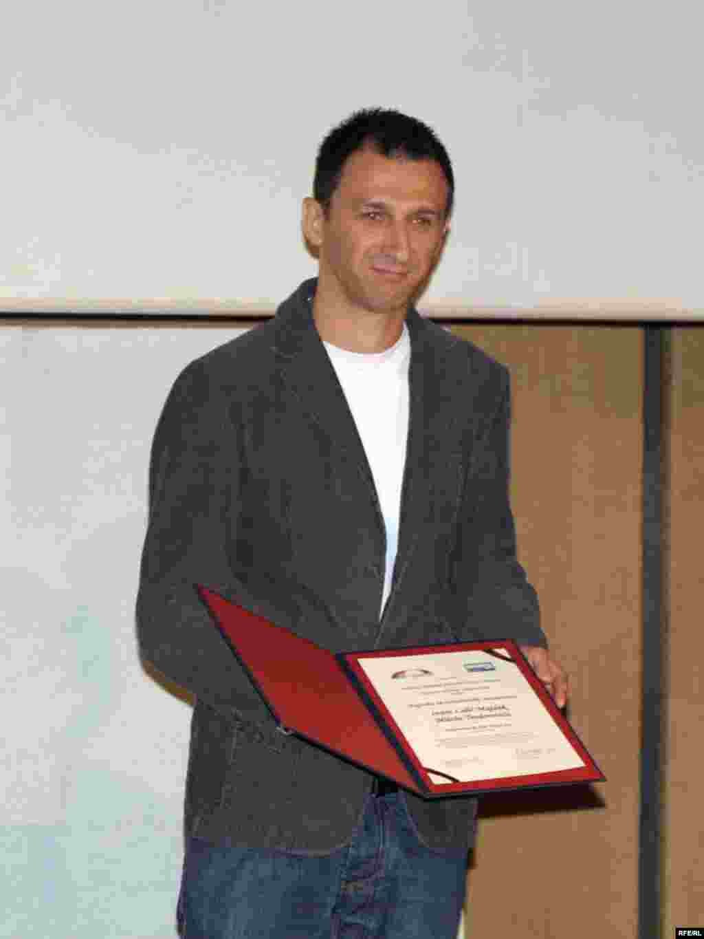 Miloš Teodorović, novinar RSE dobija nagradu Nezavisnog udruženja novinara Srbije i Američke ambasade u Beogradu za najbolji rad istraživačkog novinarstva za 2008/09. godinu, Beograd maj, 2009.