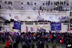 Сторонники Дональда Трампа врываются в здание Конгресса. 6 января 2021 года