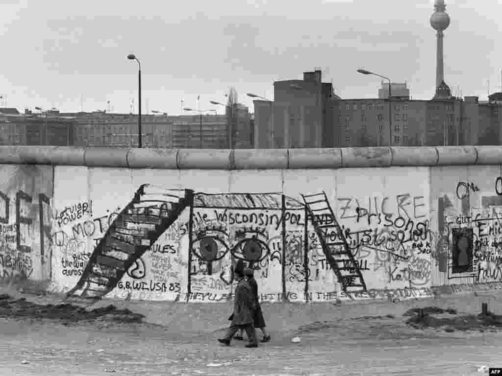 Na zapadnoj strani Zida umjetnici iz cijelog svijeta oslikali su svoja viđenja podijeljenog Berlina. Fotografija načinjena 29. aprila 1984.