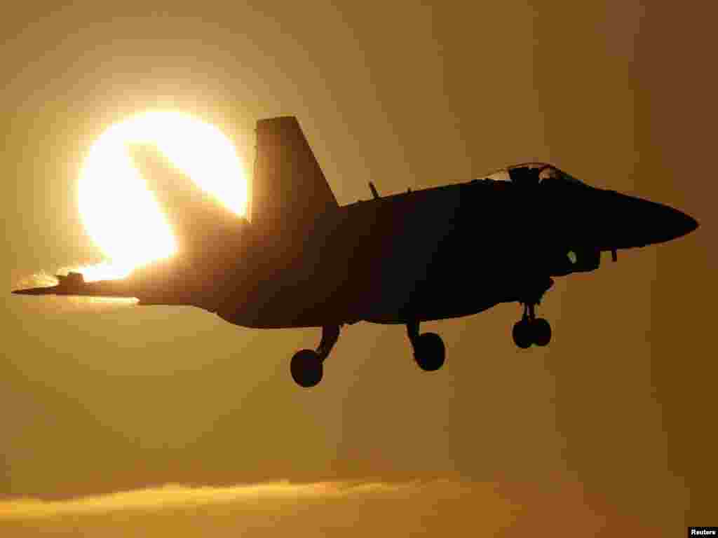 Italija - Borbeni avion CF-18A, zračna baza u Trapani, 21.03.2011. Foto: Reuters / Alessandro Bianchi
