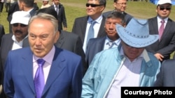 Президент Казахстана Нурсултан Назарбаев и его брат Болат Назарбаев.