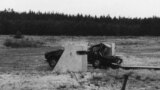 Автомобиль врезается в стальной барьер на секретном полигоне в ГДР, где проходили испытания заграждений, предотвращающих проезд на скорости в автомобиле через контрольно-пропускной пункт Восточного Берлина. Эта фотография 1980 года из <a href="https://www.bundesarchiv.de/en/stasi-records-archive/"><strong>архива Штази</strong></a> &mdash; одно из свидетельств того, на что готовы были пойти власти ГДР в отношении тех, кто хотел убежать из коммунистического государства.