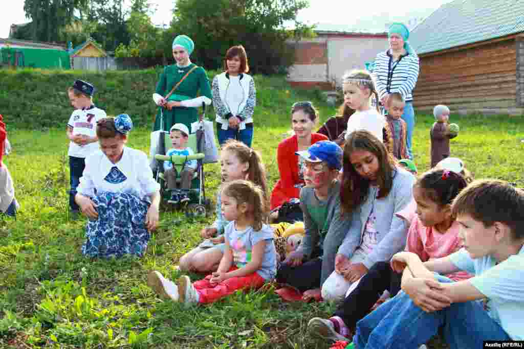 Печән базарына килгән балалар "Кисекбаш"ны тыңлый