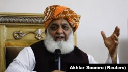 دا څرګندونې مولانا فضل الرحمن د جولای پر ۳۱مه نېټه په پېښور کې د قبايلی سيمو له مشرانو سره تر جرګې وروسته د خبرې غونډې پر مهال کړې دي. (انځور: ارشیف)