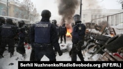 Фоторепортаж: Поліція увійшла до наметового містечка під Радою