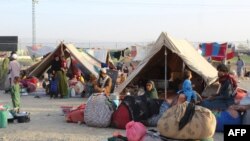 د چمن-بولدک لارې له تړلو دواړو خواوو ته ګڼ خلک بند پاتې دي.