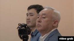 Сейітқазы Матаев пен ұлы Әсет Матаев Астанадағы сот отырысында. 4 шілде 2016 жыл.