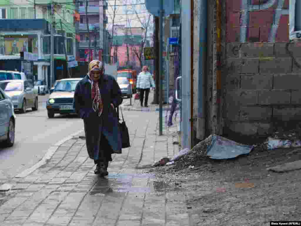 Scena na ulici u Uroševcu, trećem po veličini gradu na Kosovu. Foto: Bleta Hyseni
