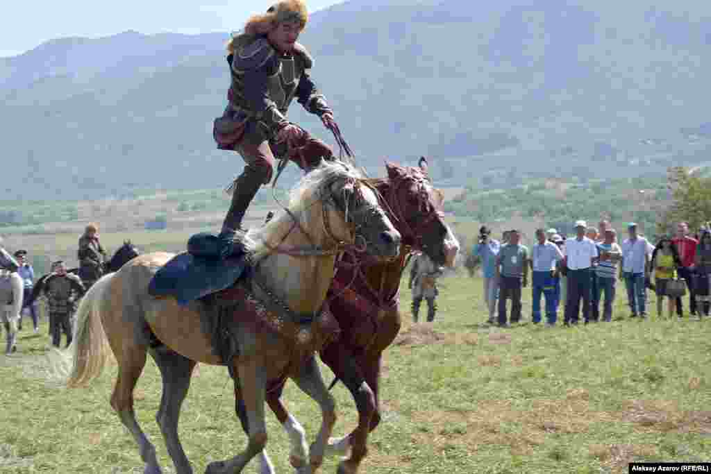 У каскадеров Nomad Stunts восемь направлений работы. И главное – конные трюки. На снимке один из таких трюков – всадник скачет, стоя на двух лошадях.