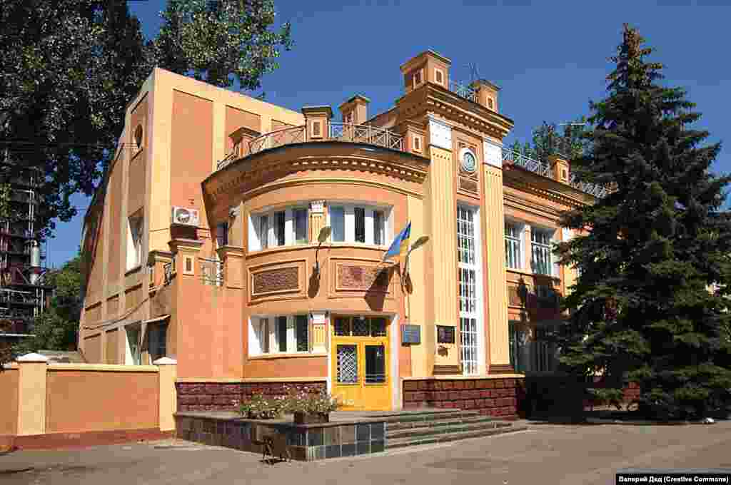 Головной офис Новгородского фенольного завода. Сегодня в поселке насчитывается около 10 тысяч жителей, но возможностей для трудоустройства мало. Единственное предприятие, которое работает здесь, — это фенольный завод, который занимается переработкой побочных продуктов коксования угля.