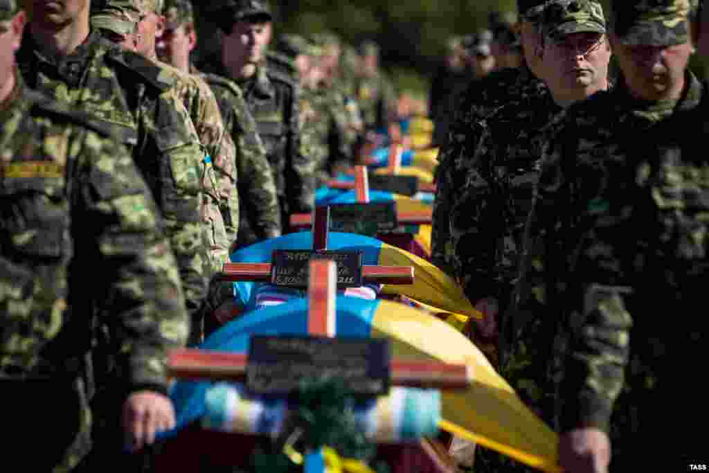 У Запоріжжі поховали 54 невідомих бійців. (Відео з церемонії прощання) На місці поховання планується створити меморіальний комплекс. 1 жовтня 2014 року