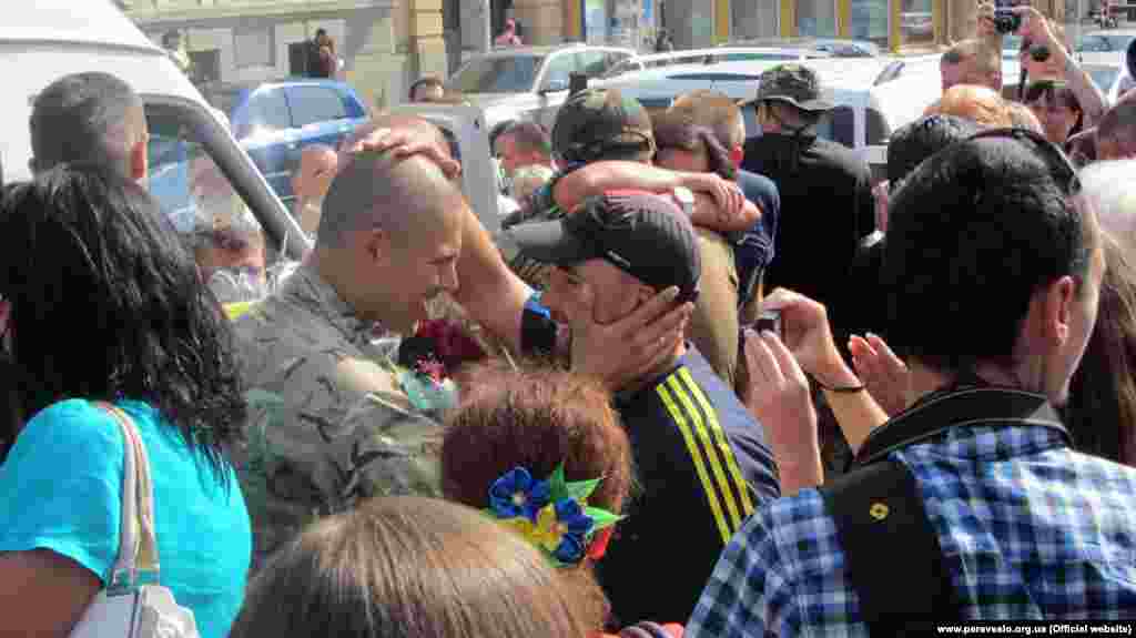 Кіровоградці зустріли бійців, яким вдалось вирватись з «Іловайського котла». ВІДЕО: http://goo.gl/wAWRlg