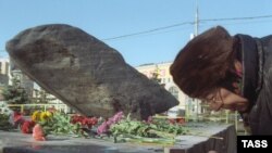 У Соловецкого камня. Москва, Лубянская площадь
