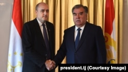 Аз чап: Ҷеймӣ Флай, президенти Радиои Аврупои Озод/Радиои Озодӣ ва Раисиҷумҳури Тоҷикистон Эмомалӣ Раҳмон, Сюрих, Швейтсария, 7 ноябри соли 2019