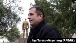 Володимир Балух біля будівлі Роздольненського районного суду