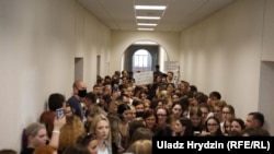 Ля прымальні рэктара МДЛУ, дзе чакаюць сустрэчы затрыманыя раней студэнты. 4 жніўня