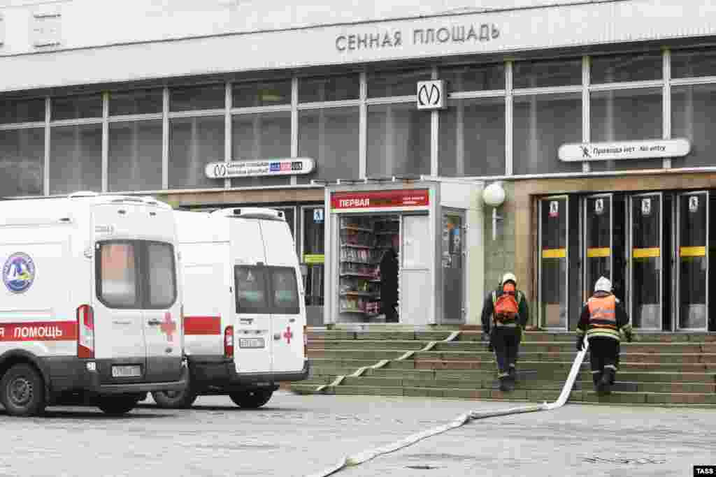 "Сенная площадь" станциясының шығар есігі.