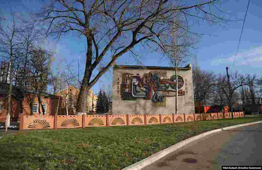 Мозаика советских времен в Новгородском. Некоторые жители зарабатывают себе на жизнь, работая «челноками». Они ездят в Польшу за товаром и перепродают его в Украине. 