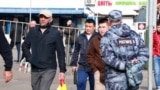 "Платеж за бдительность". В России предложили платить за доносы на мигрантов 