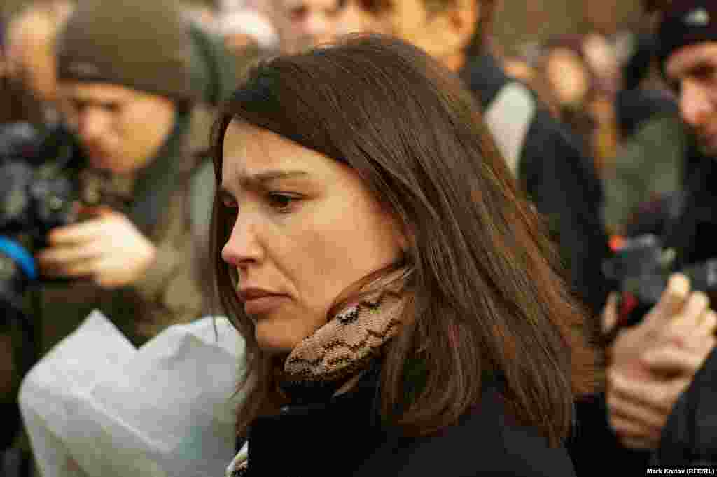 В церемонии участвовала дочь Бориса Немцова Жанна. "Спасибо всем, кто пришел сегодня. Я рада, что эта площадь будет названа именем моего отца. Спасибо мэру Праги Зденеку Гржибу, всем жителям Праги, которые добивались этого. Это действительно очень важно для россиян. Я хочу поделиться с вами сегодня, в годовщину убийства моего отца, своими эмоциями. Конечно, это огромная личная трагедия, но так как был убит не только мой отец, но и российский политический деятель, лидер российской оппозиции, передо мной как его дочерью встало несколько вопросов. А именно: молчать или что-то делать? И я могу сказать, что мне было страшно заниматься расследованием. Мне было безумно страшно подписывать ходатайство о допросе президента Чечни Рамзана Кадырова. О допросе главы внутренних войск Виктора Золотова. Мне было страшно создавать фонд Немцова, потому что у меня не было никакого опыта. Но я сделала этот выбор", – сказала в своей речи Жанна Немцова.