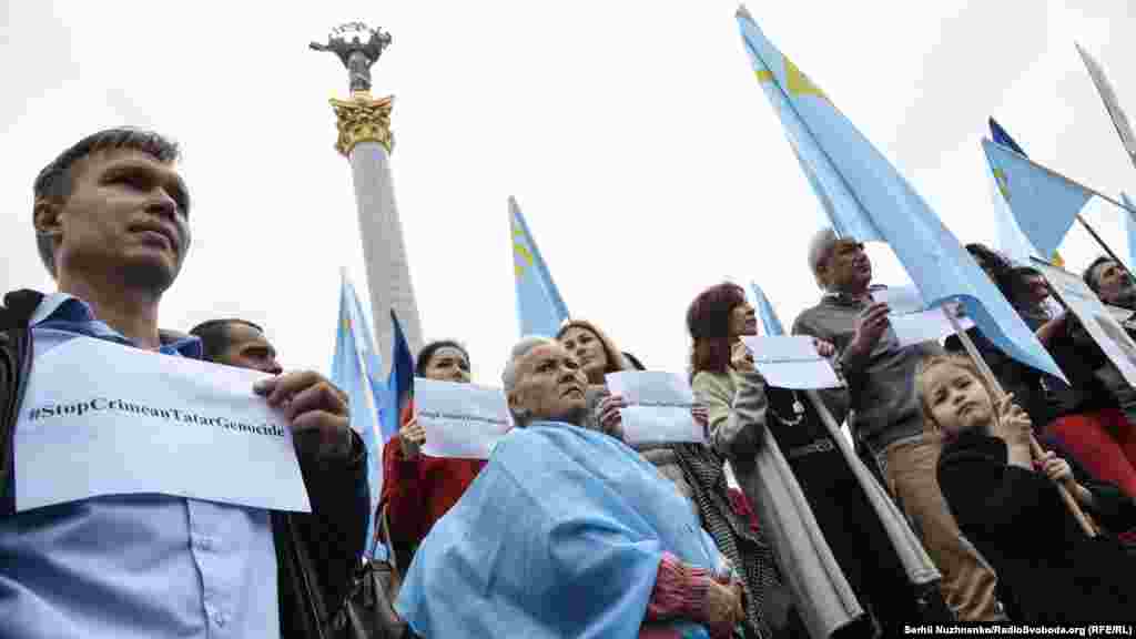 В Киеве крымские татары и активисты вышли на акцию против запрета Меджлиса крымскотатарского народа, 29 сентября Верховный суд России запретил деятельность Меджлиса крымскотатарского народа на территории России и назвал его «экстремистской организацией». 