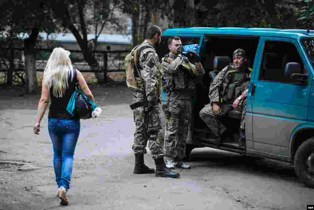 Українські військові біля блокпоста у Слов'янську, 9 вересня 2014 року