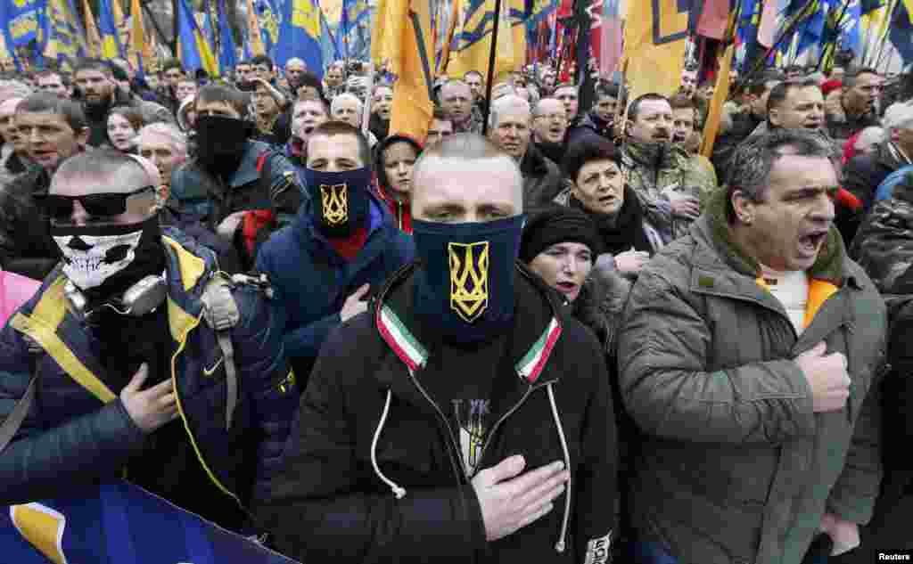 Мітинг учасників «Маршу національної гідності» під Верховною Радою, у Києві, 22 лютого 2017 р. В цей день у Києві відбувся «Марш національної гідності» від станції метро «Хрещатик» до Верховної Ради. Організатори маршу представники ВО «Свобода», «Правий сектор», «Національний корпус». Київ, 22 лютого 2017 року БІЛЬШЕ ПРО ЦЕ