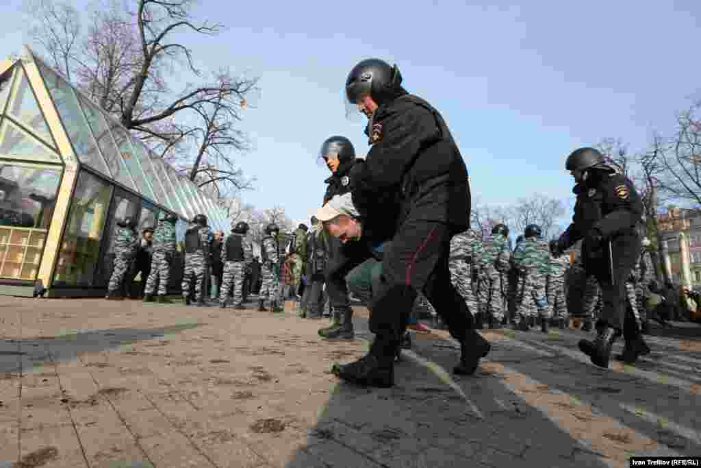 Наразылық акциясы кезінде полиция жаппай ұстау операциясын ұйымдастырды. 