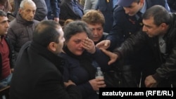 Հայկազ Բարսեղյանի մայրը դատարանի բակում: 