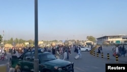 په کابل کې د طالبانو له لوري د ارګ تر نیولو وروسته د خلکو یو سېل د کابل نړیوال هوايي ډګر ته د وتلو لپاره ورمات شوی دی. د ۲۰۲۱ز د اګست ۱۶مې انځور.