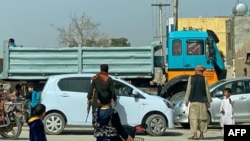 امنیتي عسکر د چاودنې له ځلی سره ګاډۍ تلاشي کوي.