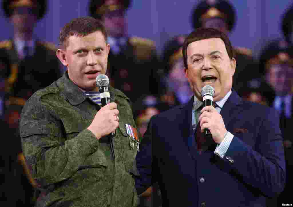 Александр Захарченко и Иосиф Кобзон на концерте в Донецке 