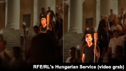 Na video snimku se vidi Tejlor Reg, politički asistent u mađarskoj ambasadi u Vašingtonu, kako nosi baklju na mitingu belih supremacista u Šarlotsvilu, u Virdžiniji, 11. avgusta 2017.