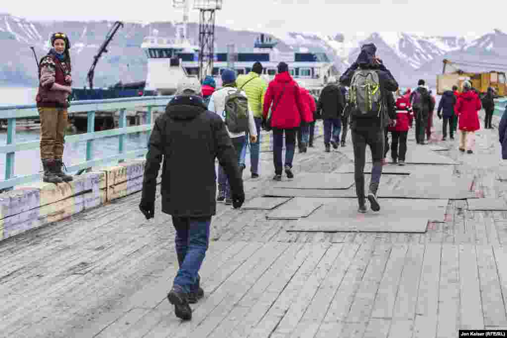 Для туристов здесь организовано множество экскурсий – походы на ледники, туры по местам обитания китов и даже прогулки по медвежьим тропам.