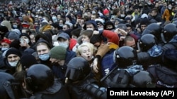 Столкновения людей с полицией во время митинга в Санкт-Петербурге 23 января. 