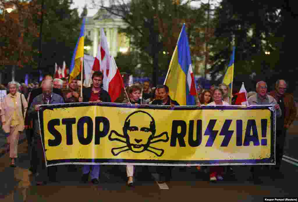 Акція під посольством Росії у Варшаві, приурочена 75-й річниці вторгнення СРСР у східні частини Польщі. 17 вересня 2014 року