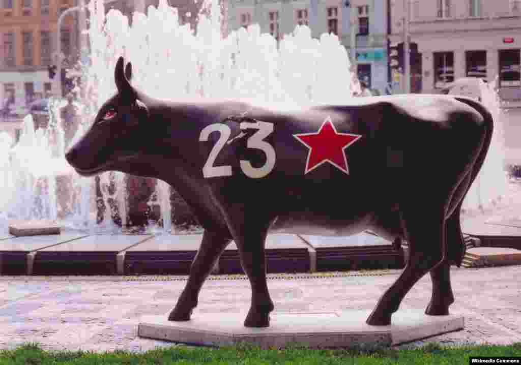 Фигурка коровы, пародирующая памятник советскому танку. Прага, лето 2004 года.