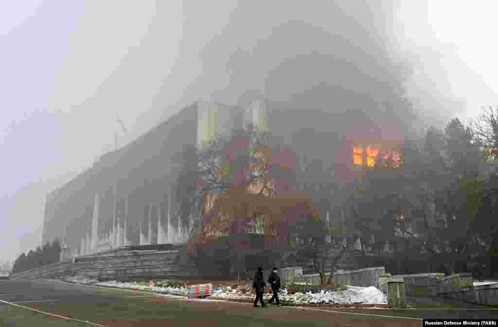 Алматы әкімдігі 6 қаңтарда да жанып жатты. 