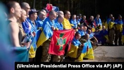 Ucraineni eliberați într-un schimb de prizonieri într-o locație nedezvăluită din Ucraina - 14 septembrie 2024.