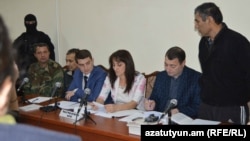 Լեռնային Ղարաբաղ - Ադրբեջանցիներ Շահբազ Գուլիևը (աջից) և Դիլհամ Ասկերովը (ձախից երրորդը) դատարանում, Ստեփանակերտ, 27-ը հոկտեմբերի, 2014թ․