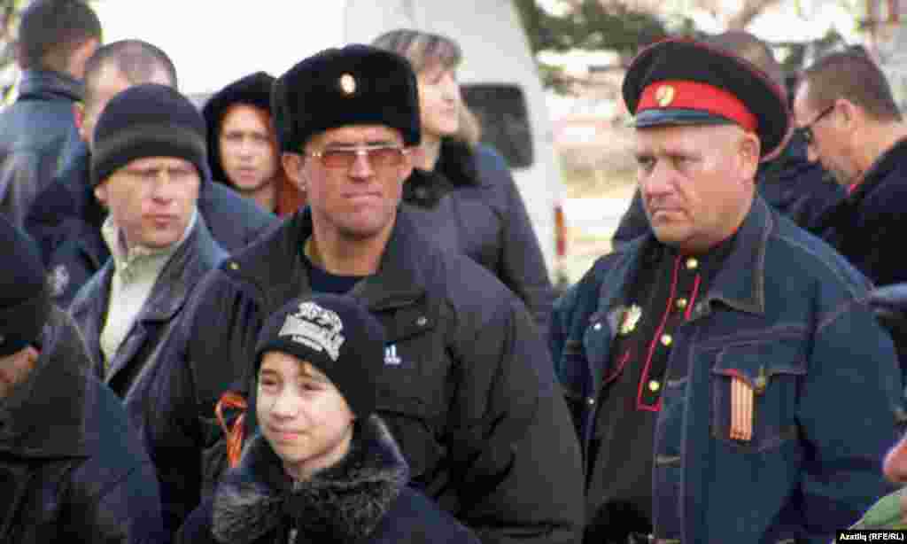 Жыенда бизәнгән киемнәрендә, нагайкалар тоткан казаклар да катнашты. 