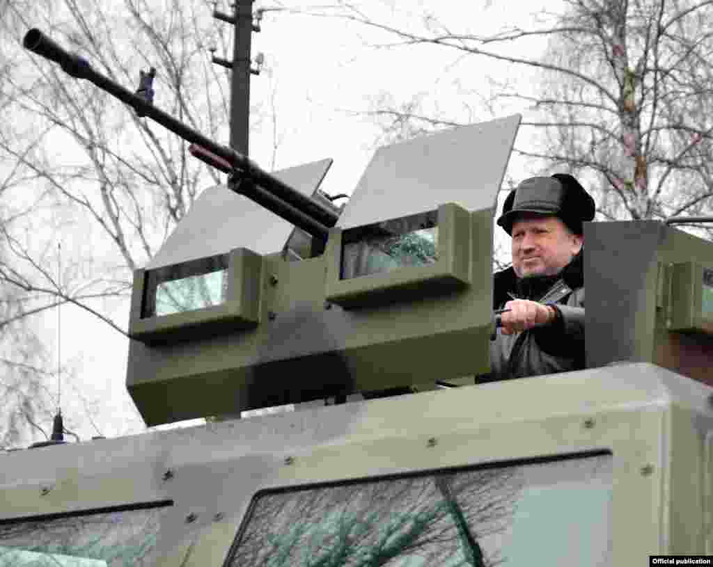 Секретар РНБО Олександр Турчинов оглянув військову техніку на базі Навчального центру Національної гвардії України. Село Нові Петрівці Київської області, 14 березня 2015 року 
