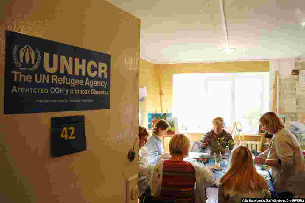Коштом USAID було придбане все необхідне для творчих занять із дітьми, проте волонтери кажуть, що матеріали вже закінчуються й вони радо прийняли б у дарунок іще