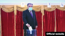 Эмомалӣ Раҳмон ҳангоми овоздиҳӣ. 11-уми октябри 2020 