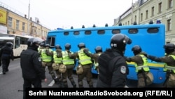 Спецпризначенці біля будівлі Святошинського райсуду, де вночі відбулась сутичка із активістами, 24 жовтня 2017 року 