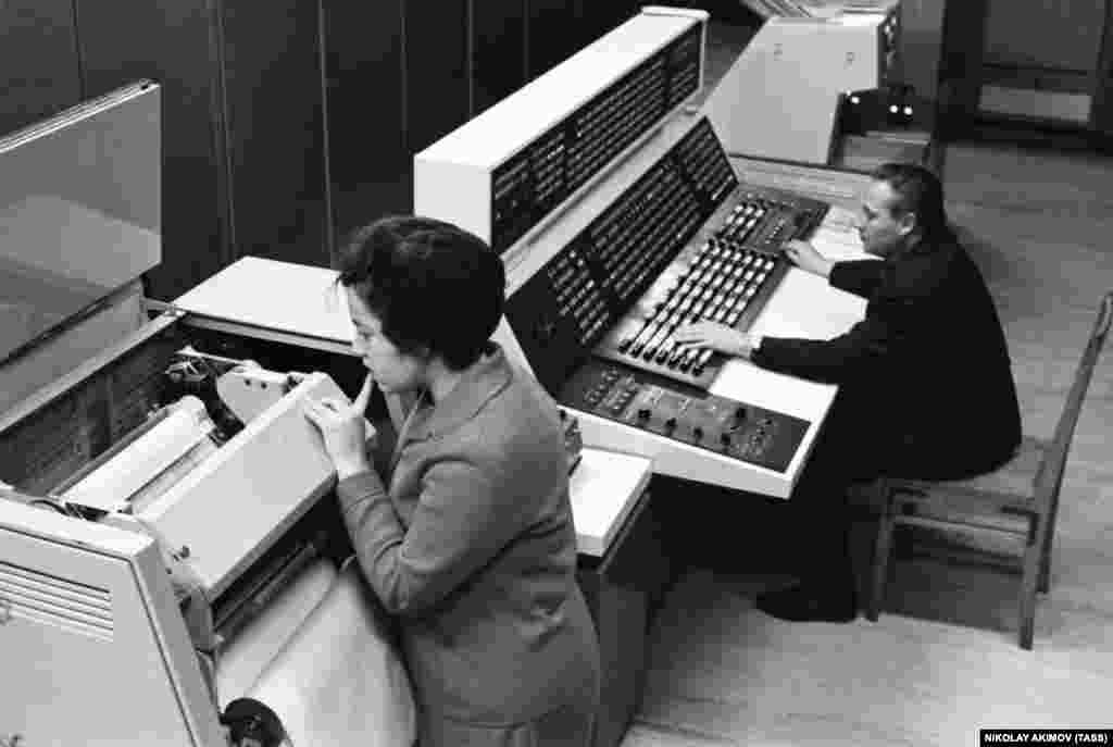 Декабрь 1970 года, Центр дальней космической связи в Евпатории. Операторы во время работы на пункте управления полетом автоматической межпланетной станции «Венера-7», предназначенной для исследования планеты Венера