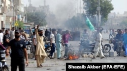 Supporters of Islamic political party Tehrik-e Labaik Pakistan protest after the Supreme Court's decision to acquit Asia Bibi of blasphemy in Karachi on November 2.