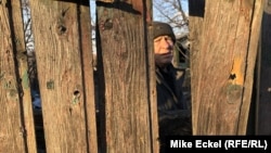 Oleksandr, un miner-pensionar în vârstă de 59 de ani locuiește într-o casă din satul Zaytseve. Întrebat despre posibilitatea ca trupele rusești să intre în Zaytseve, el a spus: „De unde aș putea să știu ceva de trupele rusești dacă eu nu am nici măcar electricitate?”