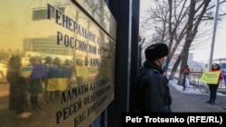 Антивоенный пикет у генерального консульства России в Алматы. 24 февраля 2022 года
